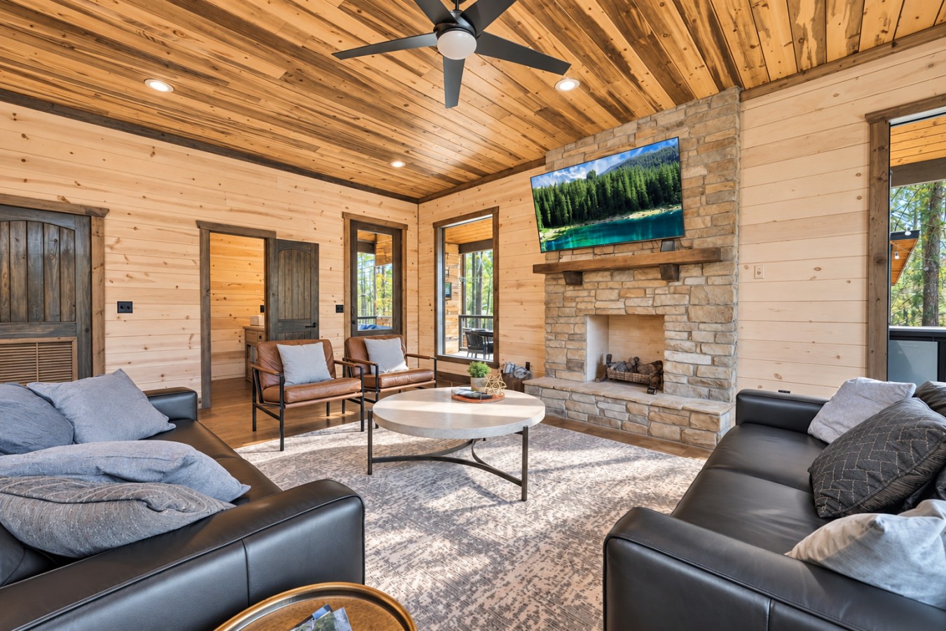 Family Getaway: Living room overlooking the trees