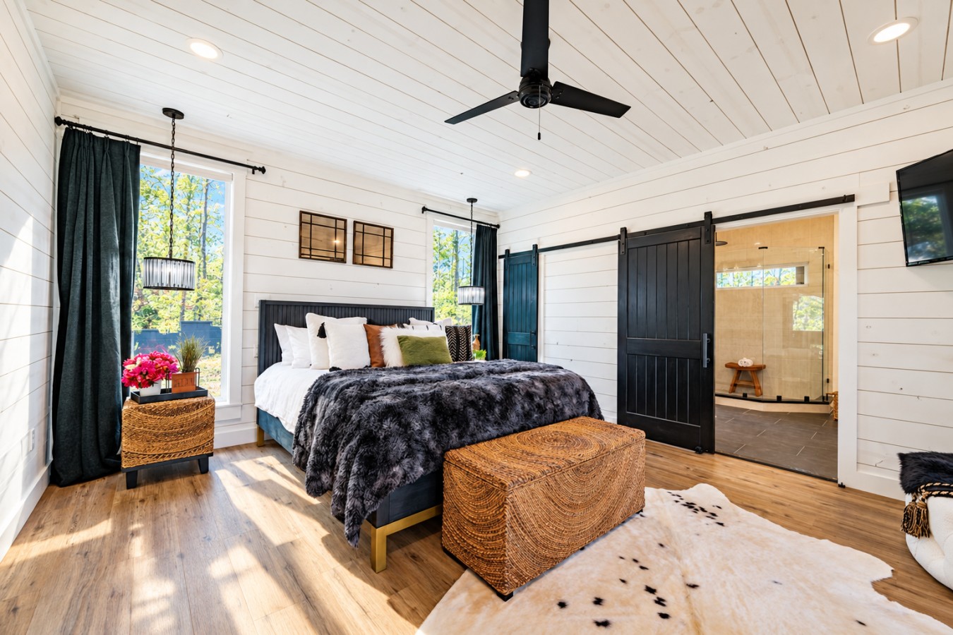 Sky High: Bedroom and adjoining bathroom