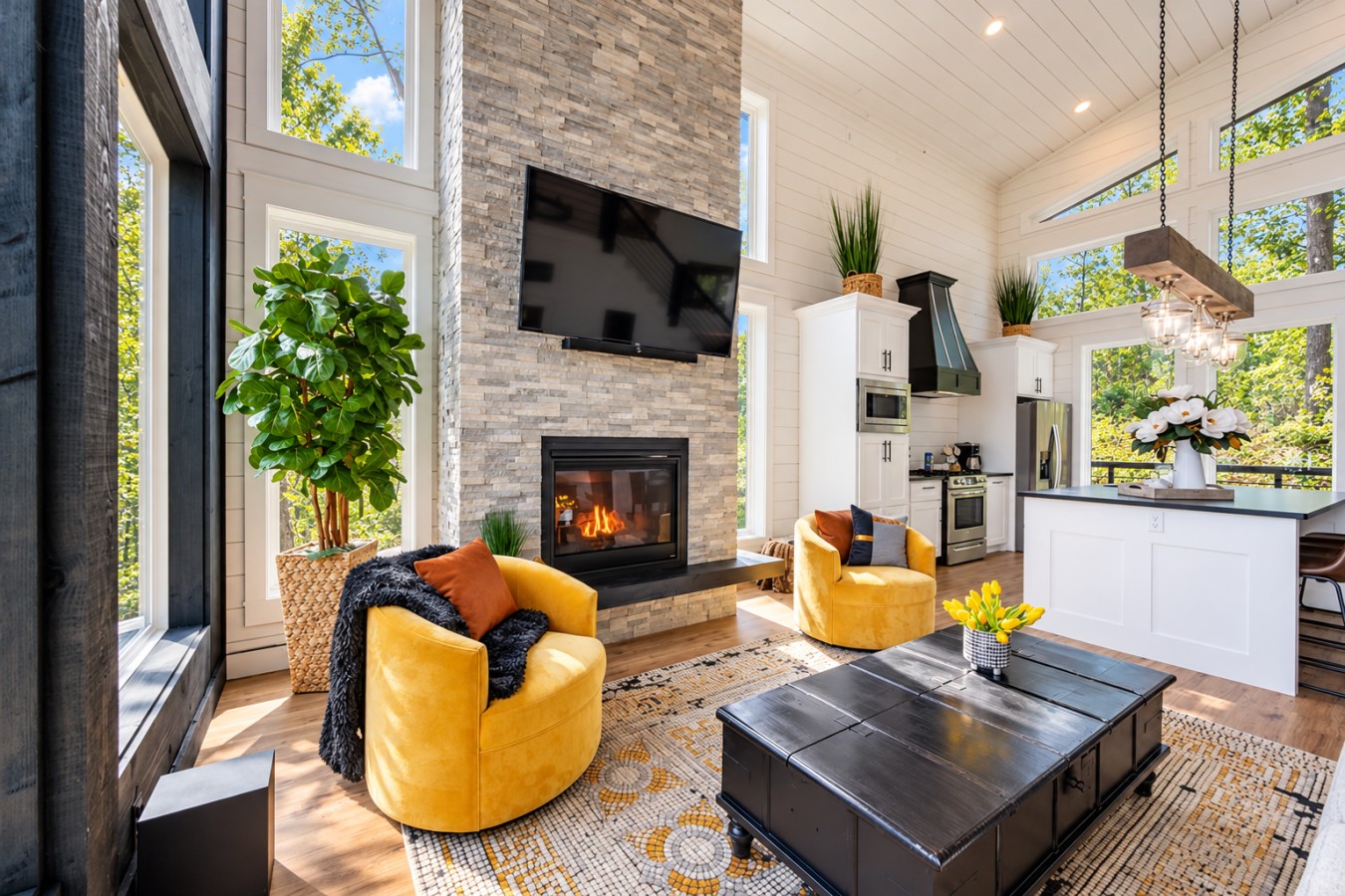 Sky High: Living room with fireplace