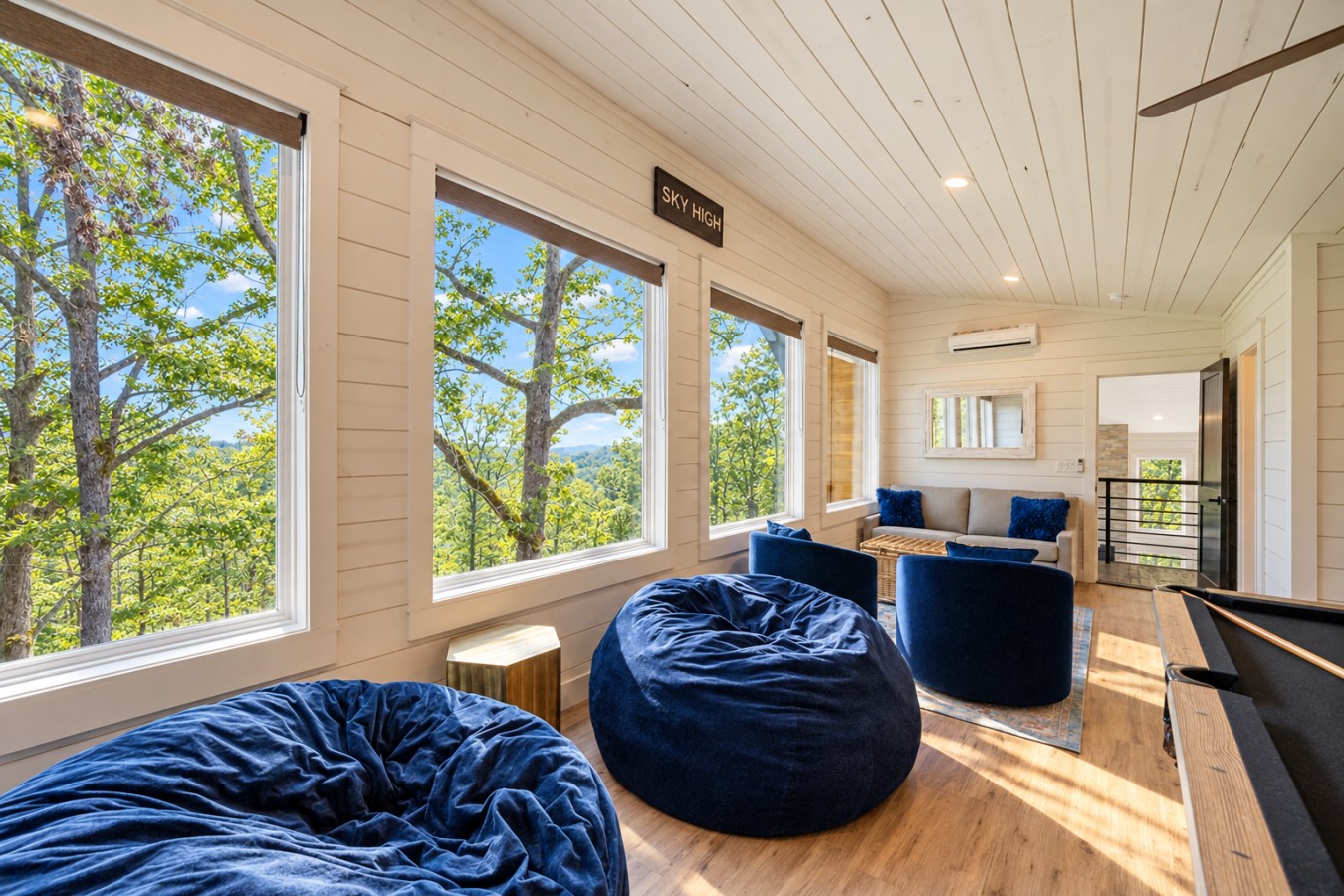 Sky High: Upstairs lounge and game room