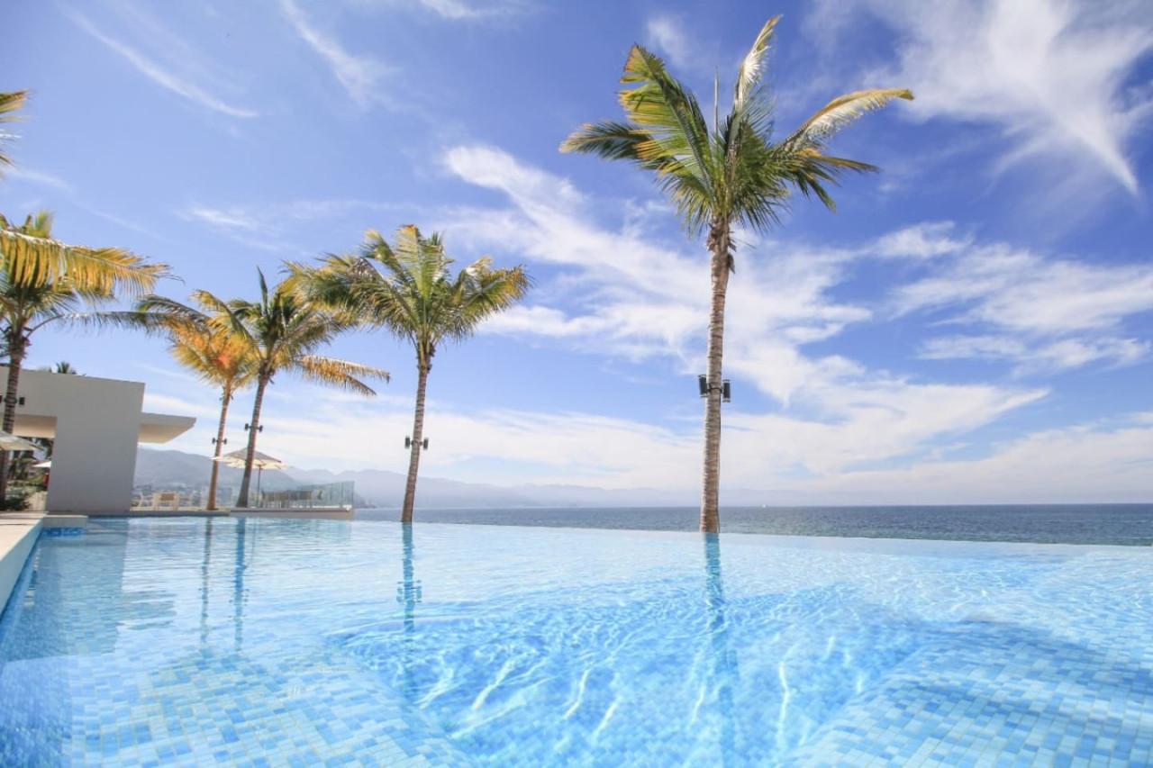 Wake Up to Ocean Views & Complimentary Breakfast! 3