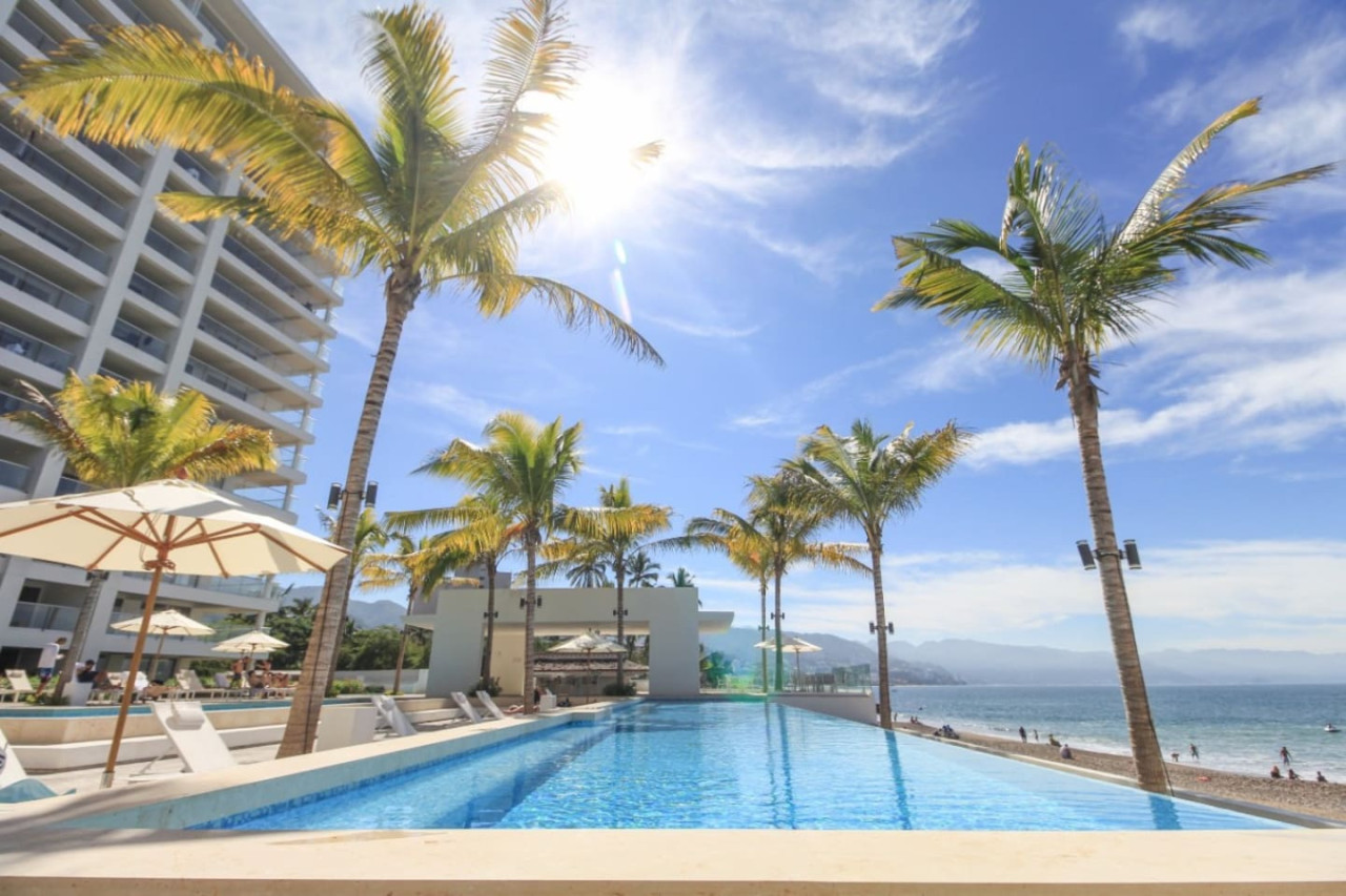 Wake Up to Ocean Views & Complimentary Breakfast!