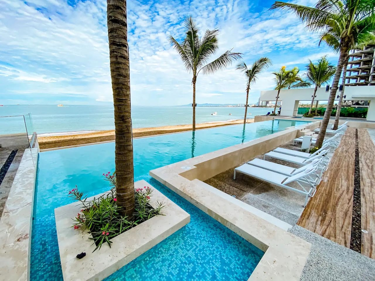 Ocean View Beach Front Condo in the Center of Town 4