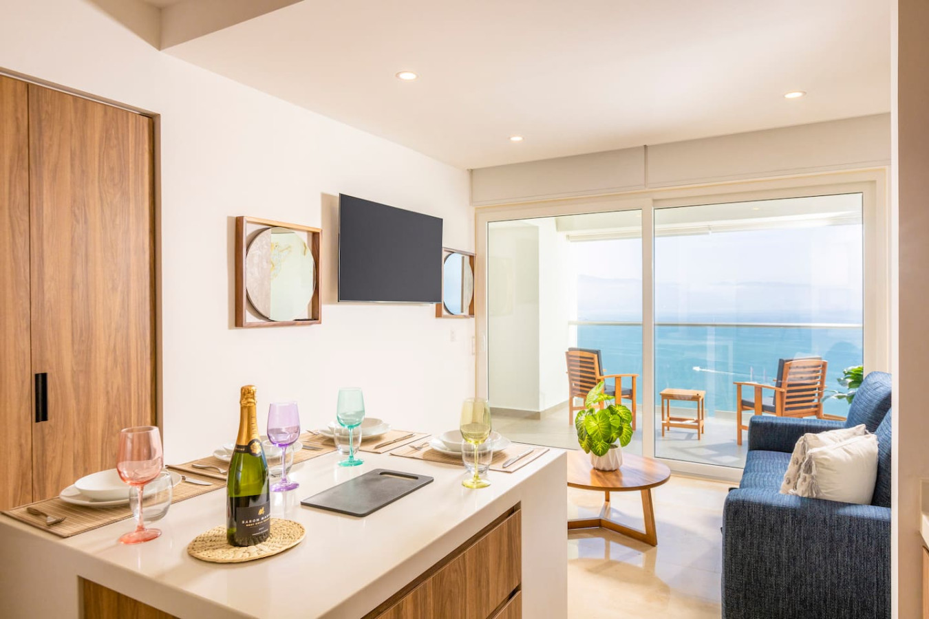 Lovely 1 Bedroom Beachfront Condo - Free Breakfast 2