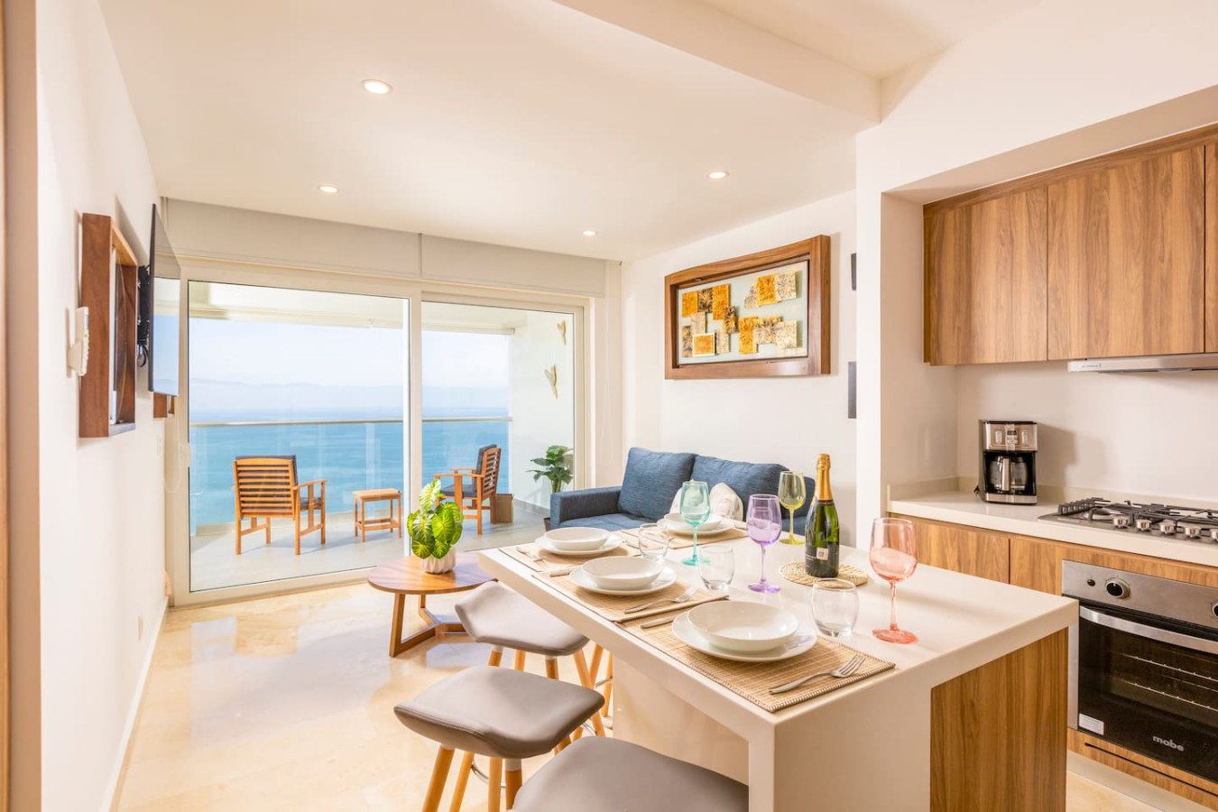 Lovely 1 Bedroom Beachfront Condo - Free Breakfast 4