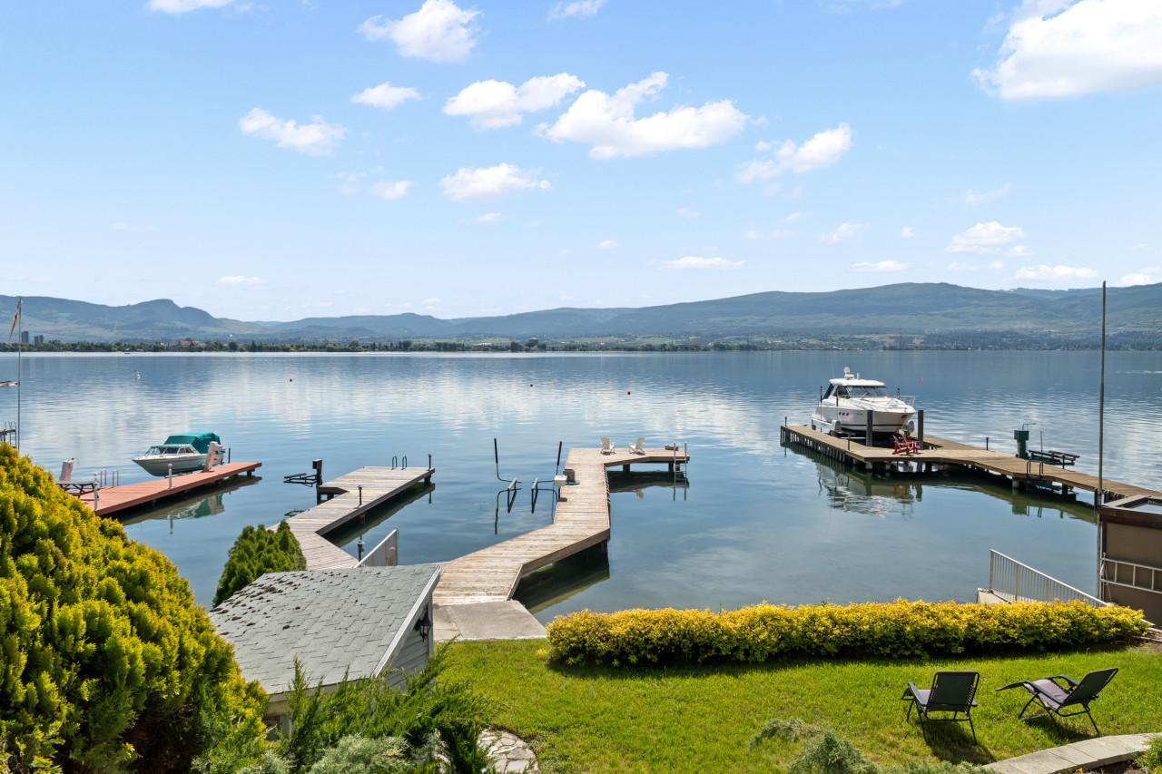 Private Beach Access And Hot Tub - Stunning Lakeside Retreat - Kelowna