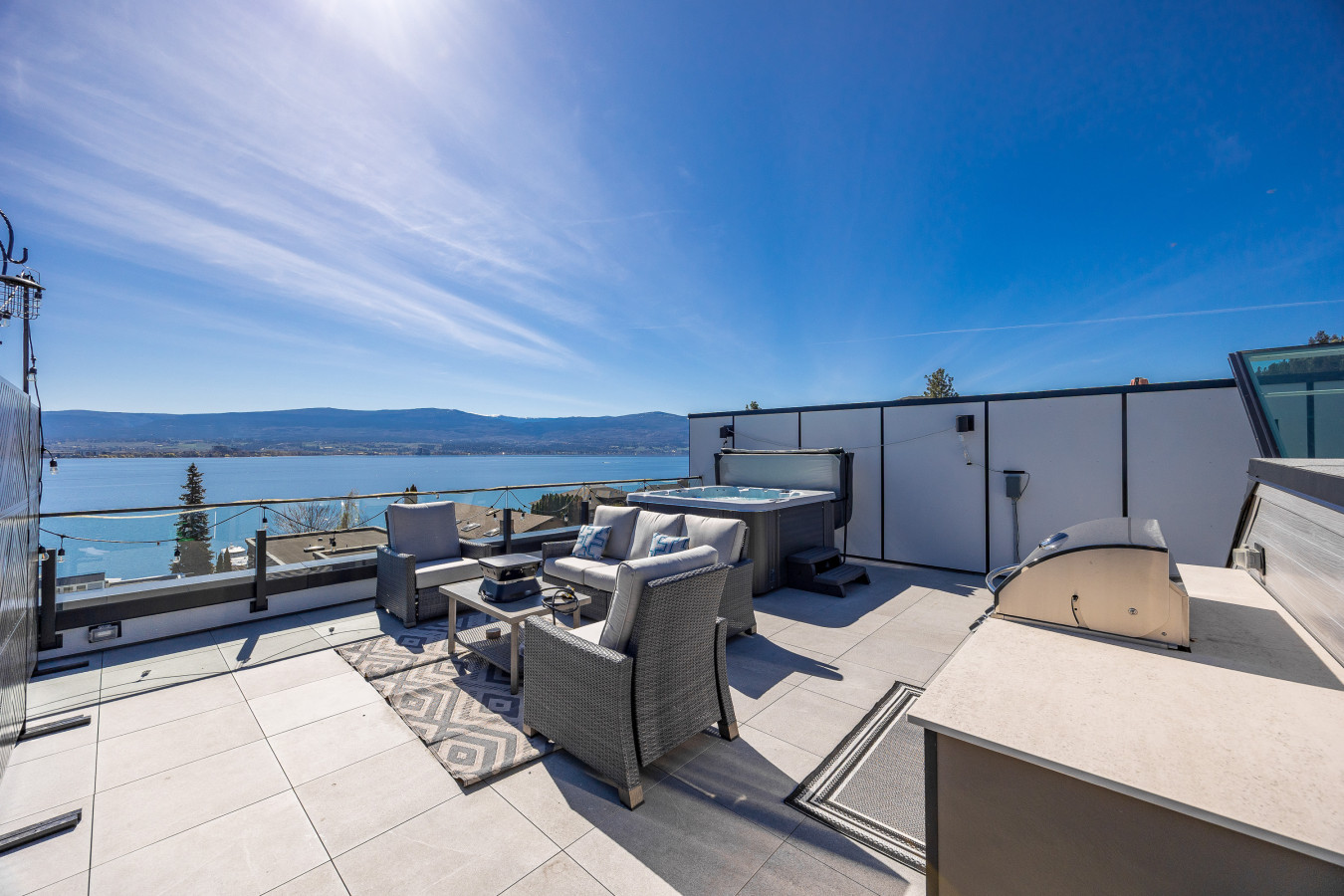 Rooftop Patio And Panoramic Views - Stunning Modern Townhome Retreat - Kelowna