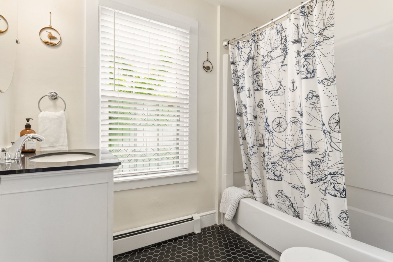 Entire Historic Mystic Townhome: Pet & Family
