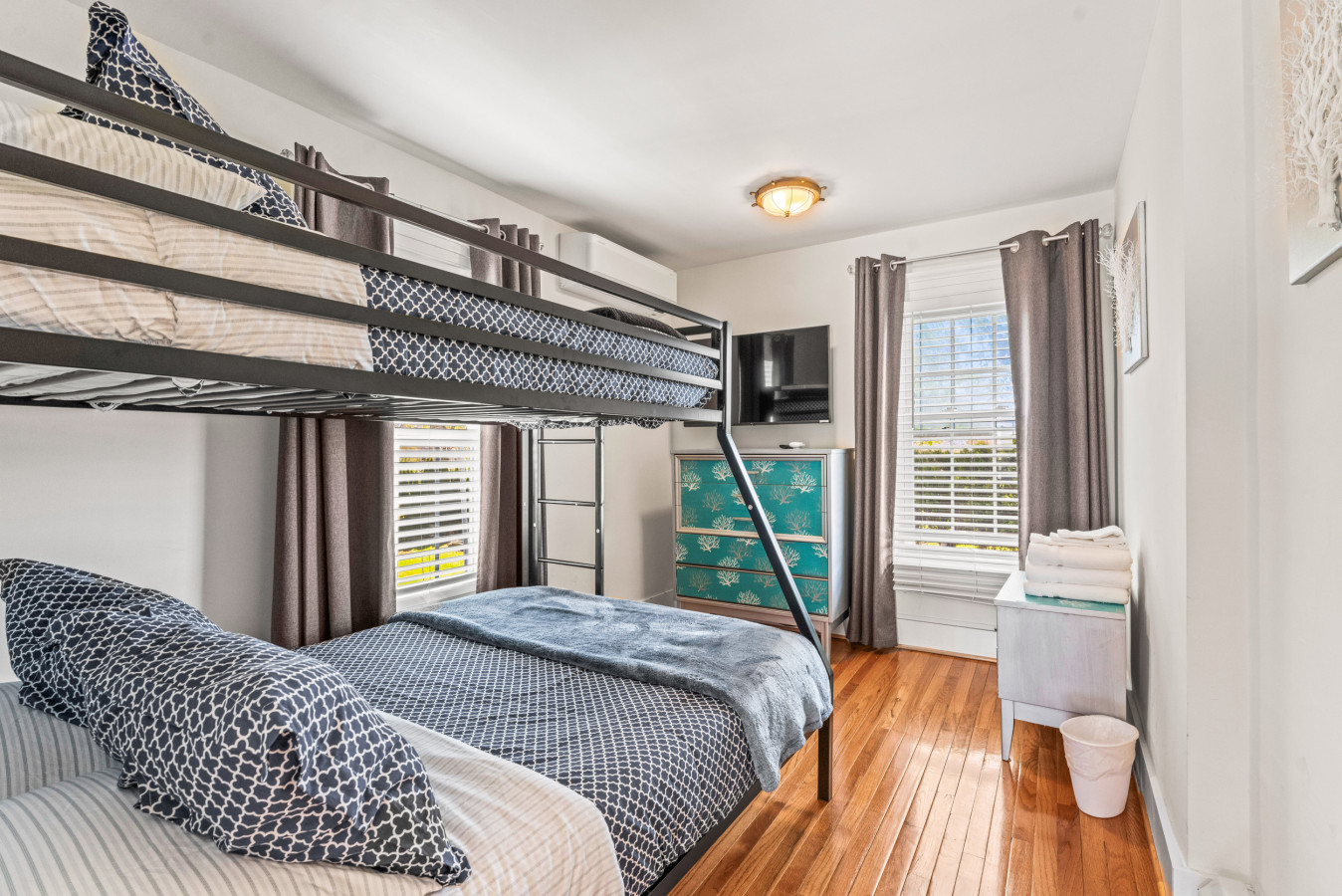 Historic Mystic Home, Walk to Seaport and Downtown