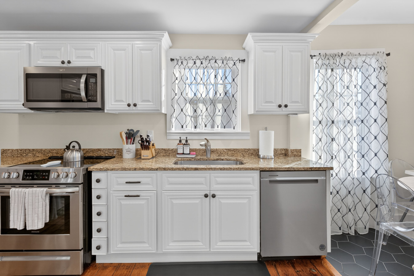 Historic Mystic Home, Walk to Seaport and Downtown