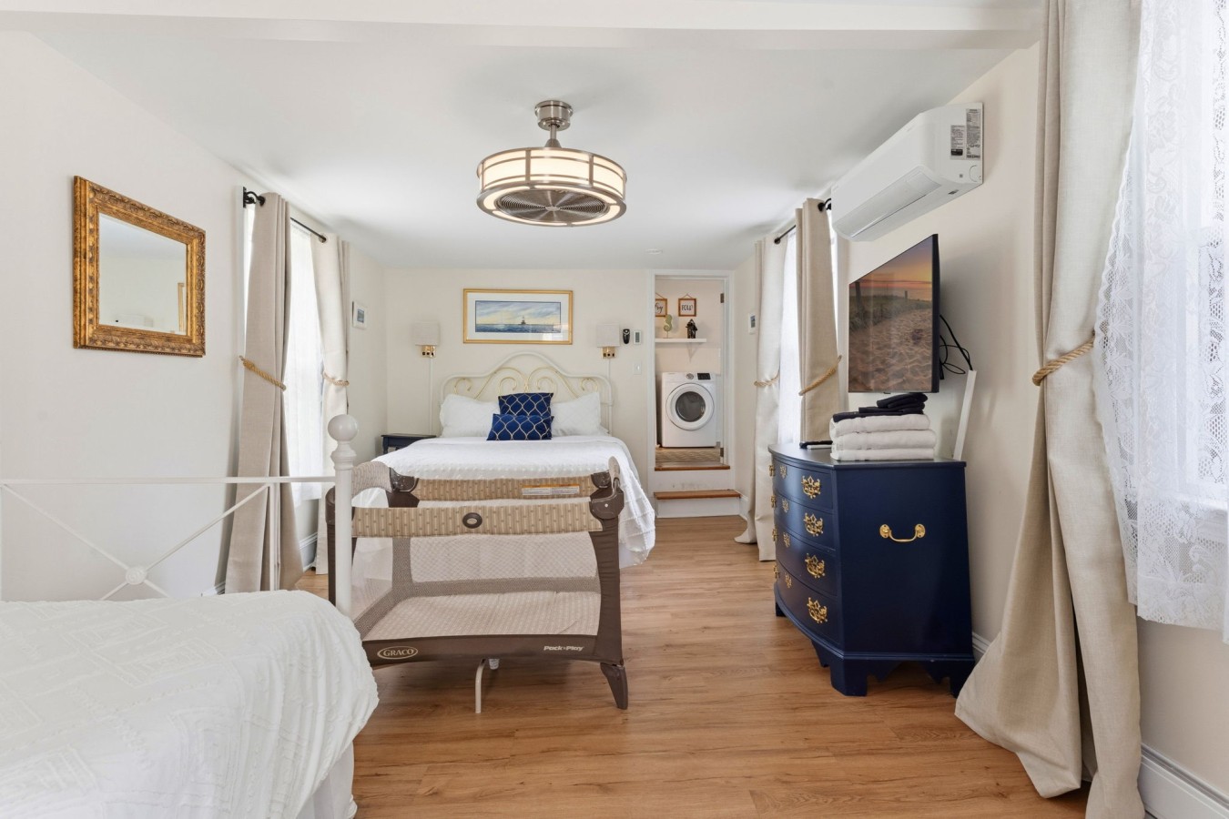 Coastal Victorian Home, Walk to Downtown