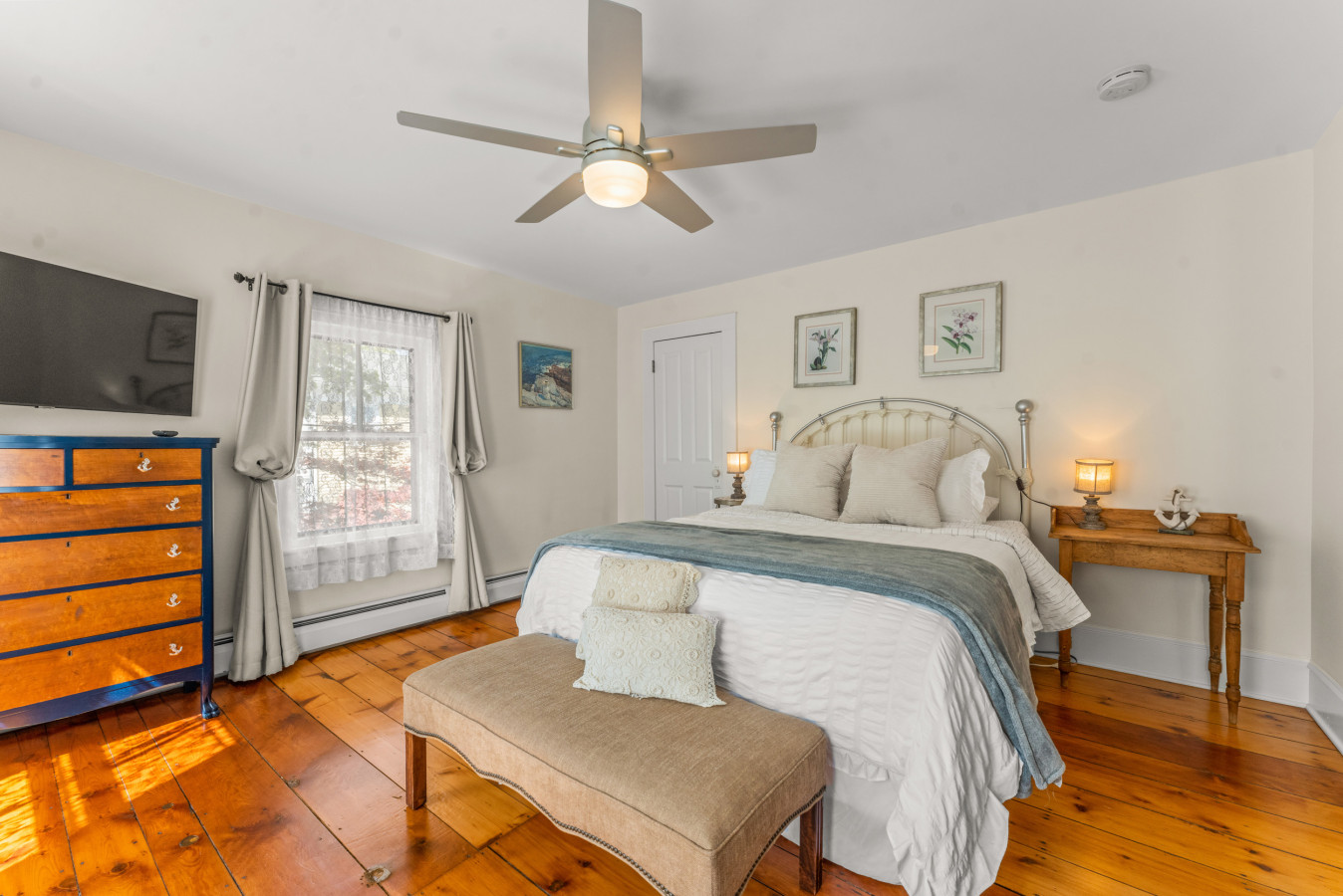 Coastal Victorian Home, Walk to Downtown