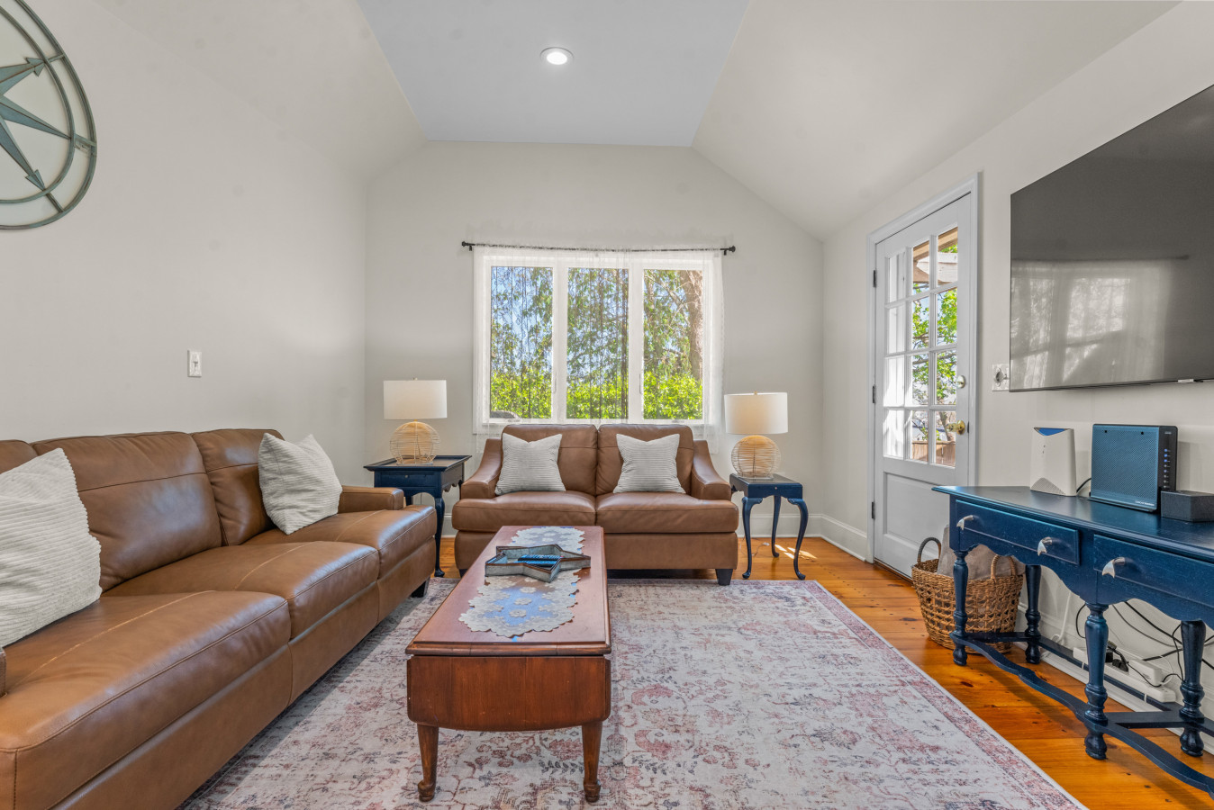 Coastal Victorian Home, Walk to Downtown
