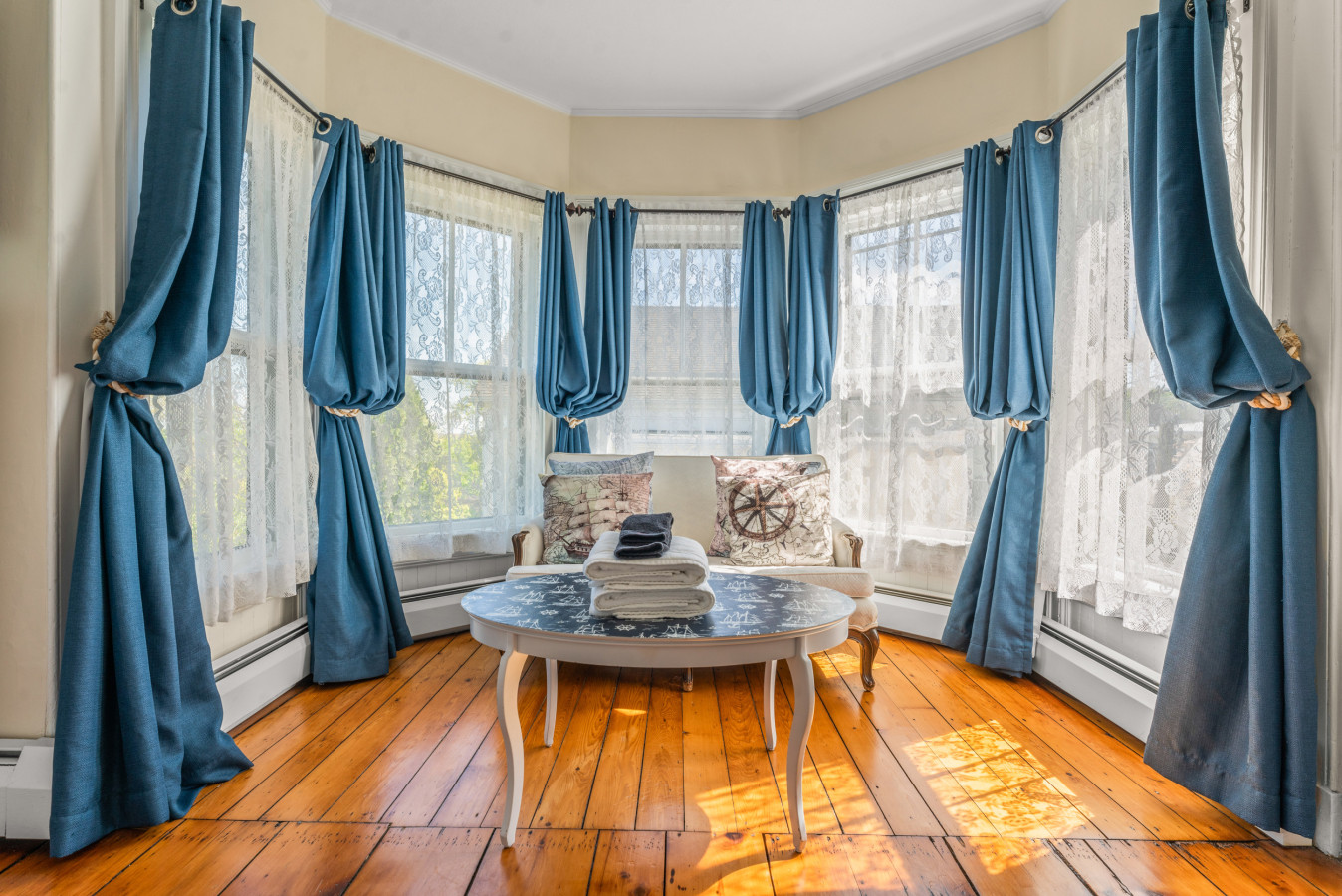 Coastal Victorian Home, Walk to Downtown