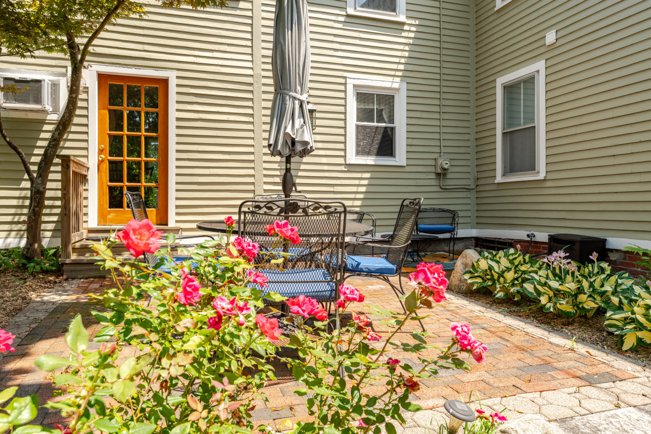 Coastal Victorian Home, Walk to Downtown