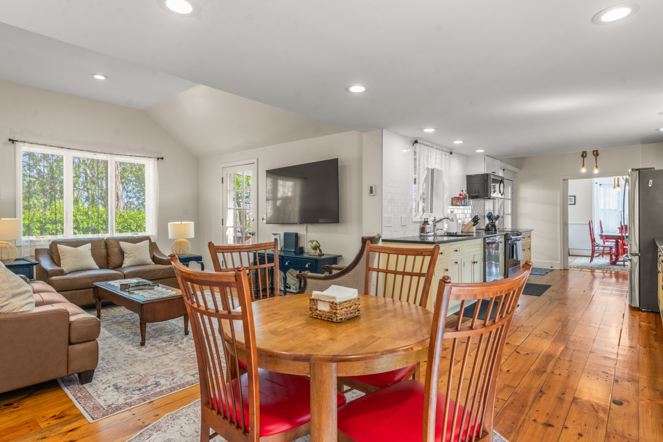 Coastal Victorian Home, Walk to Downtown