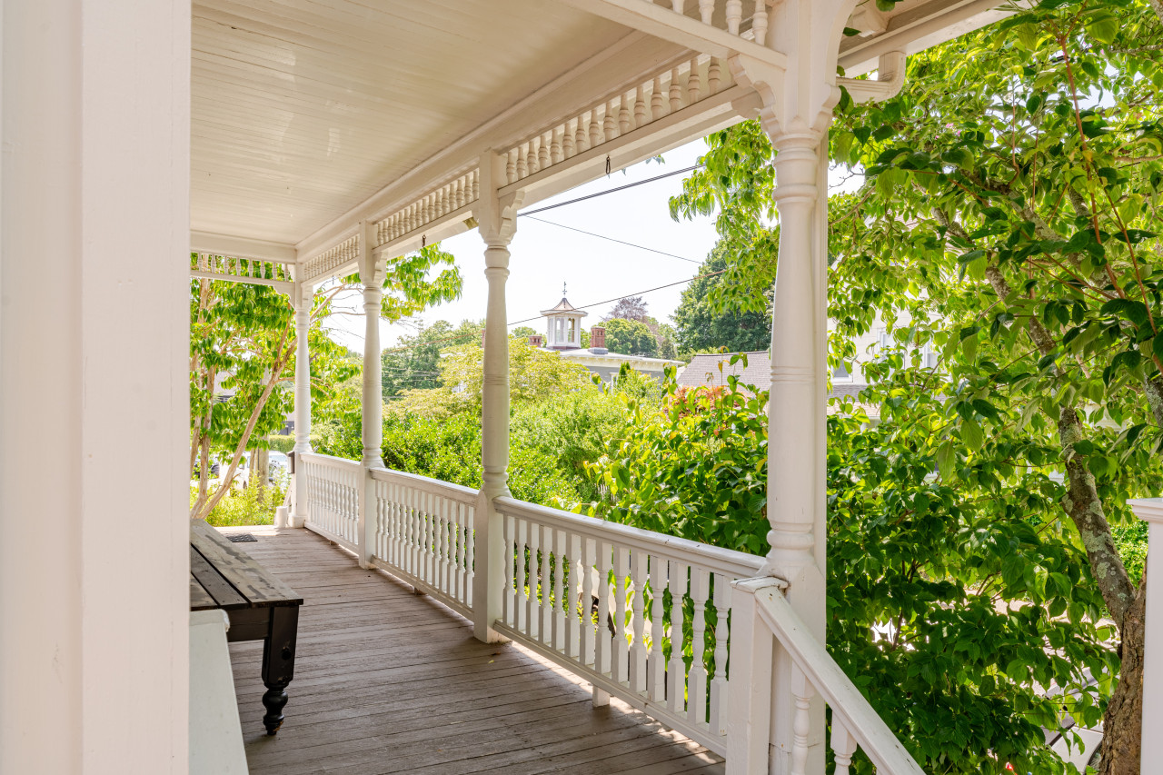 Coastal Victorian Home, Walk to Downtown