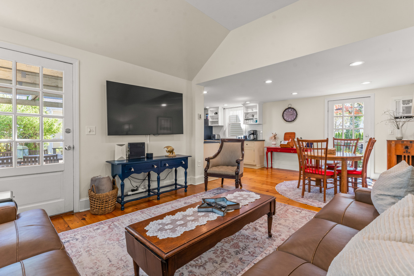 Coastal Victorian Home, Walk to Downtown