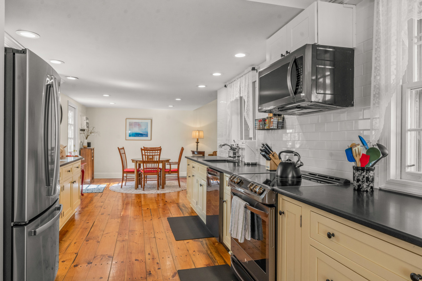 Coastal Victorian Home, Walk to Downtown