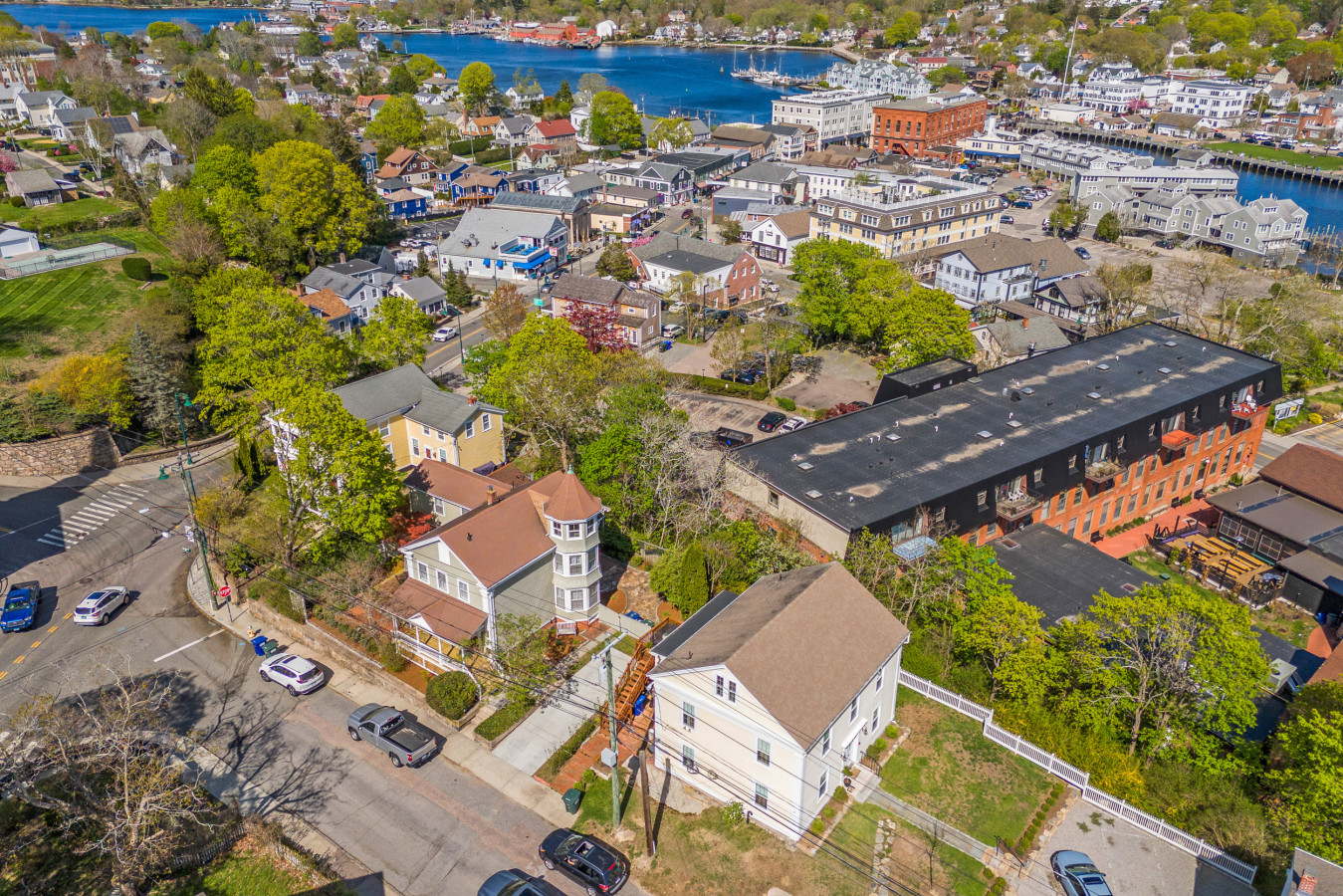 Coastal Victorian Home, Walk to Downtown
