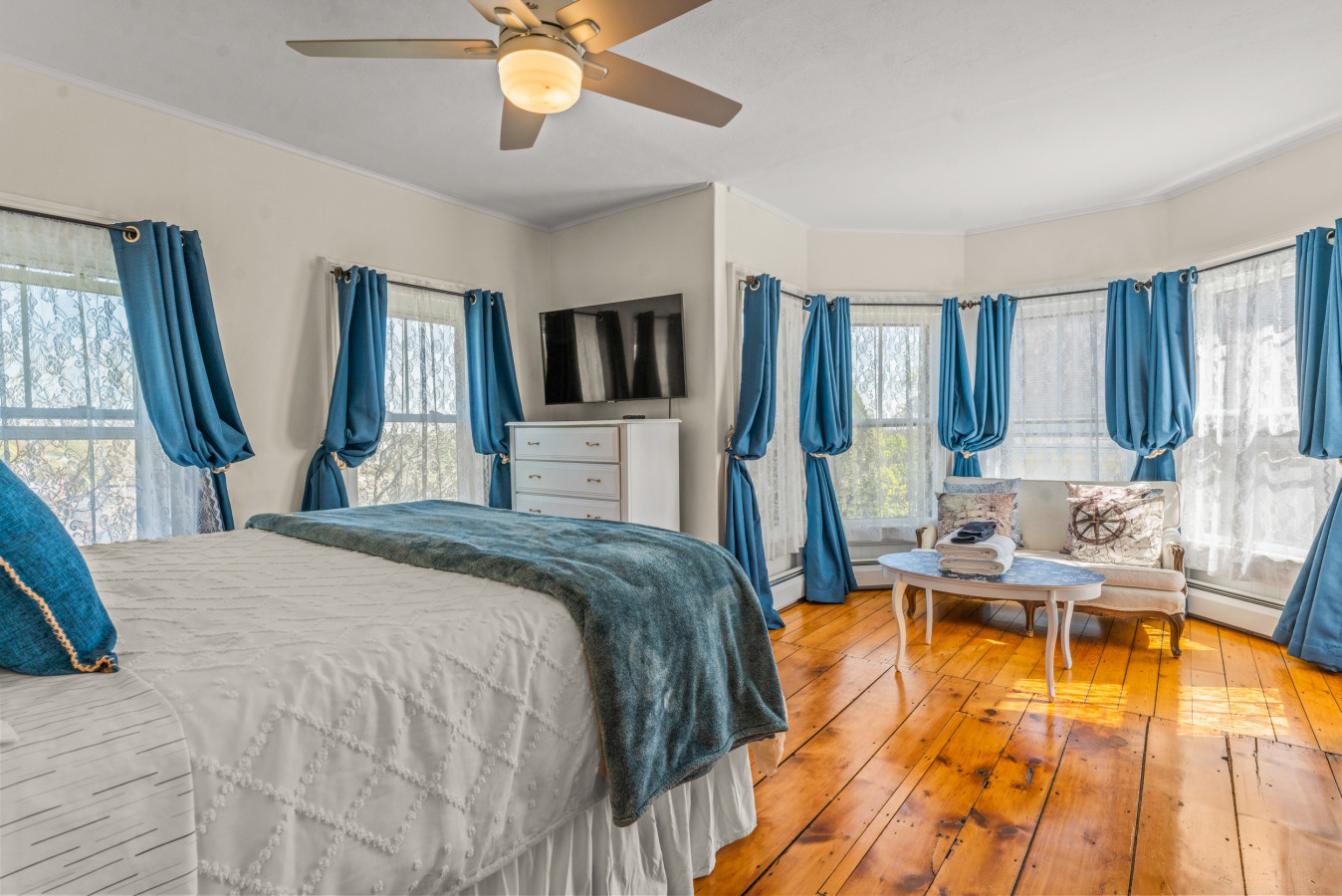 Coastal Victorian Home, Walk to Downtown