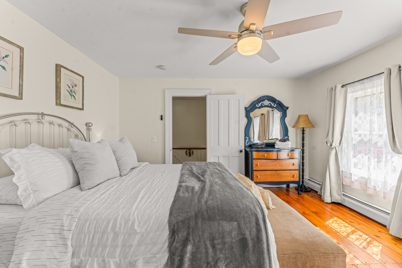 Coastal Victorian Home, Walk to Downtown