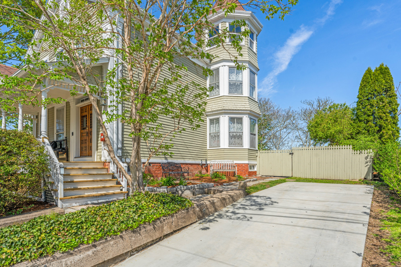 Coastal Victorian Home, Walk to Downtown