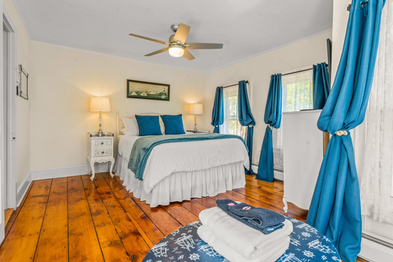 Coastal Victorian Home, Walk to Downtown