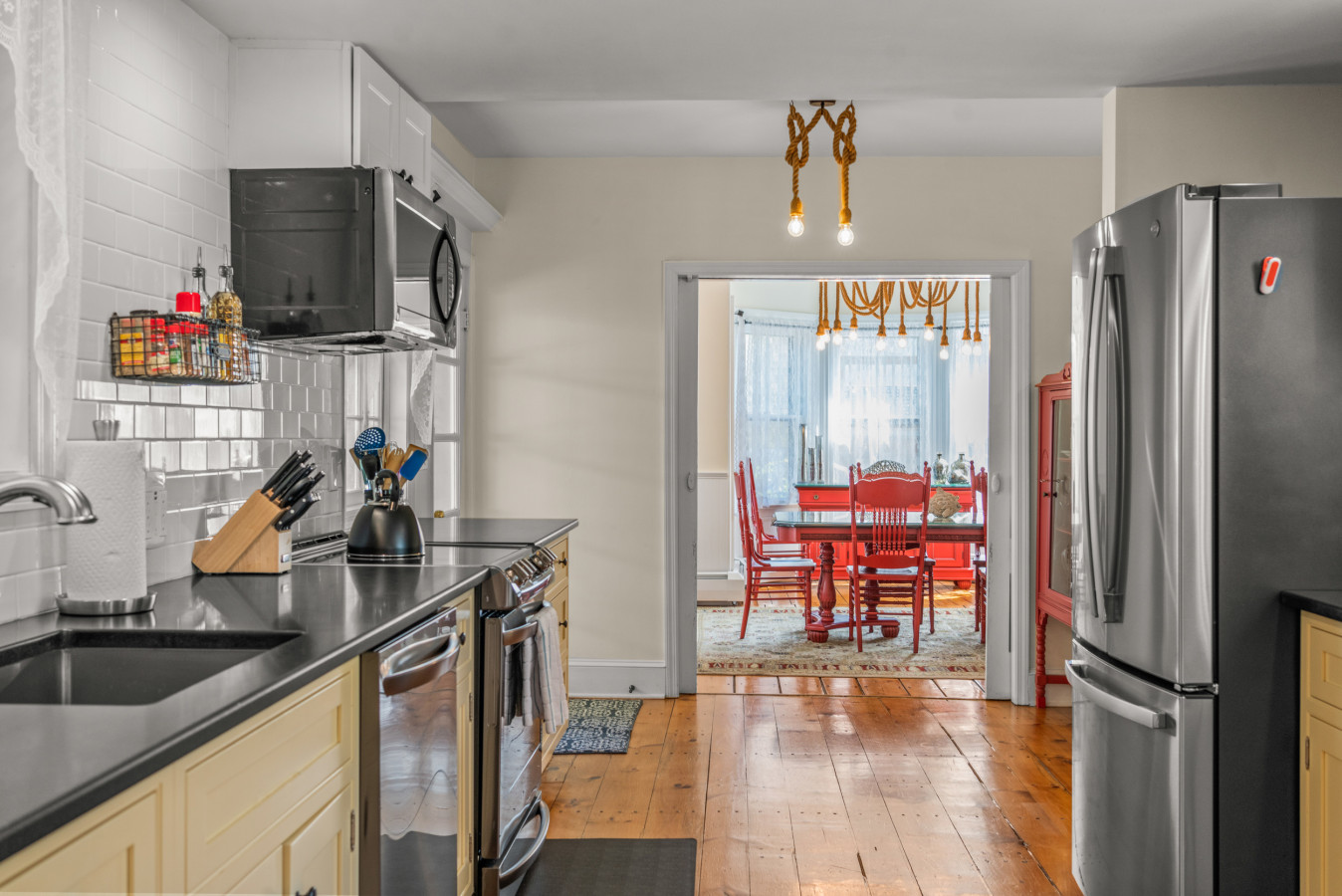 Coastal Victorian Home, Walk to Downtown