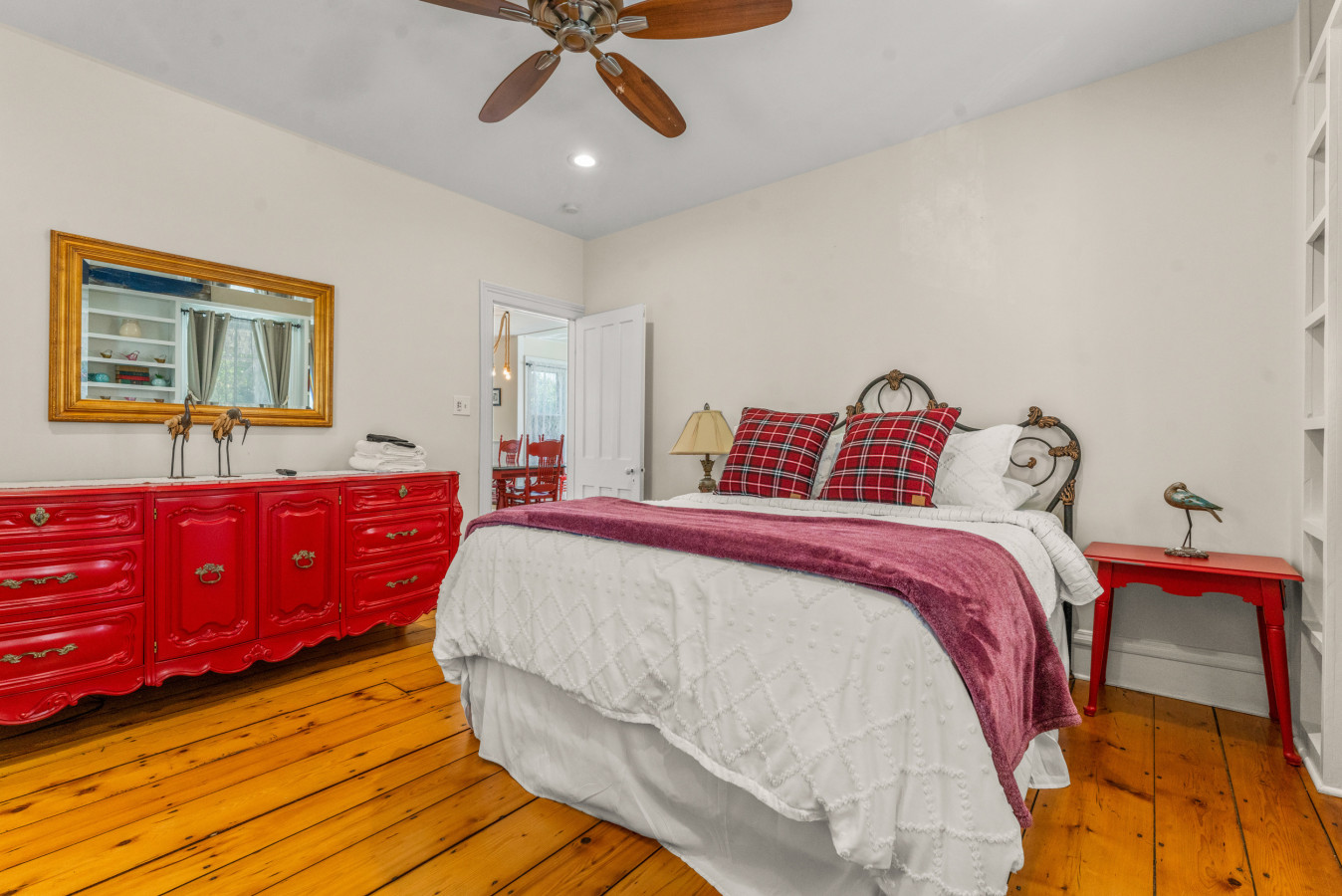 Coastal Victorian Home, Walk to Downtown
