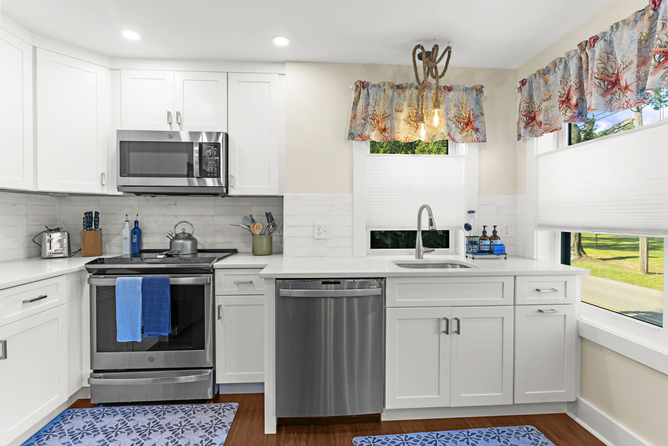 Historic 5BR, Dual Kitchens, Walk to Beach