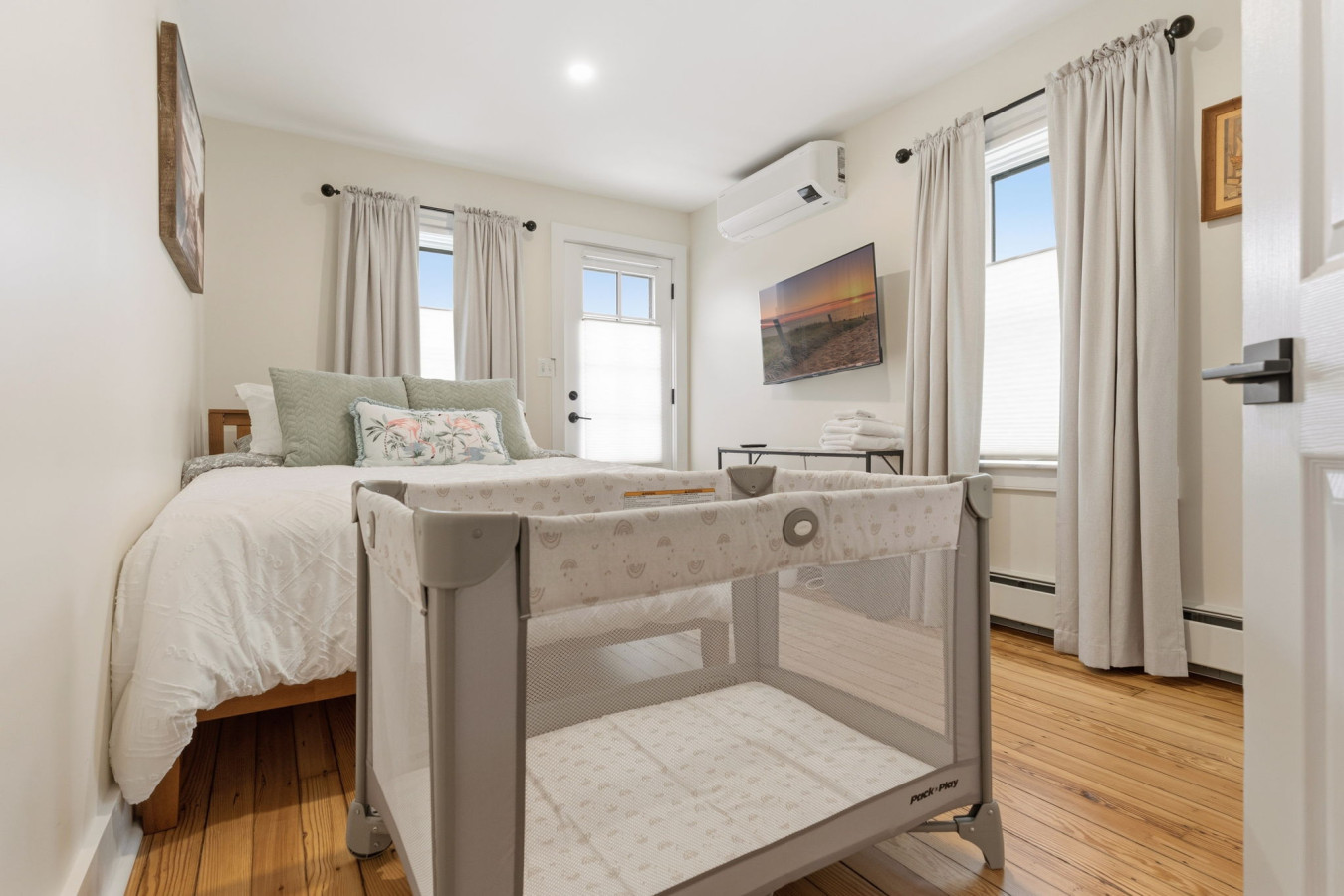 Historic 5BR, Dual Kitchens, Walk to Beach