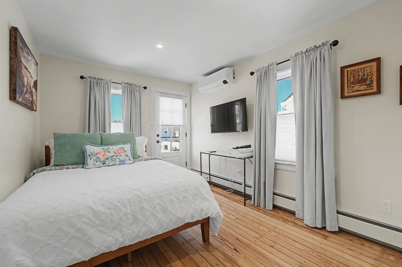 Historic 5BR, Dual Kitchens, Walk to Beach