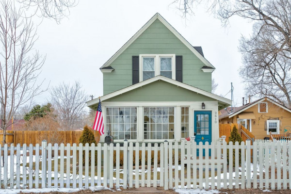 The Historic Blue Bird Cottage. West Side Colorado Springs. Minutes from I25 and Ute pass.