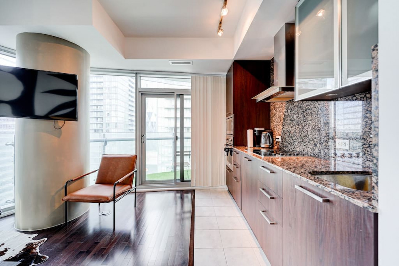 Toronto — Downtown 1BR with Skyline Views — Toronto furnished rental, photo 14