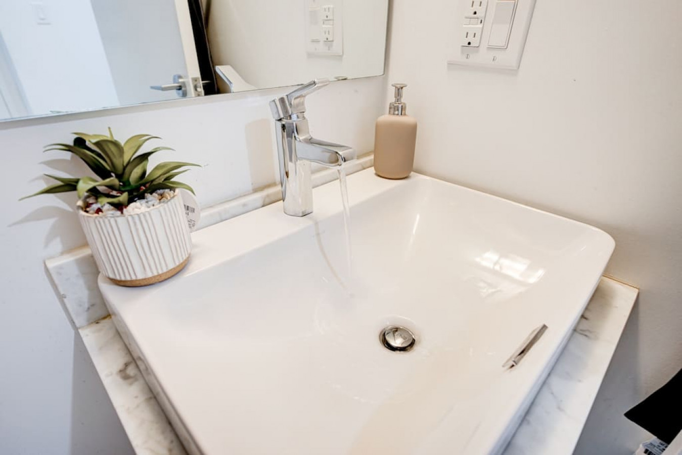 Toronto — Downtown 1BR with Skyline Views — Toronto furnished rental, photo 29