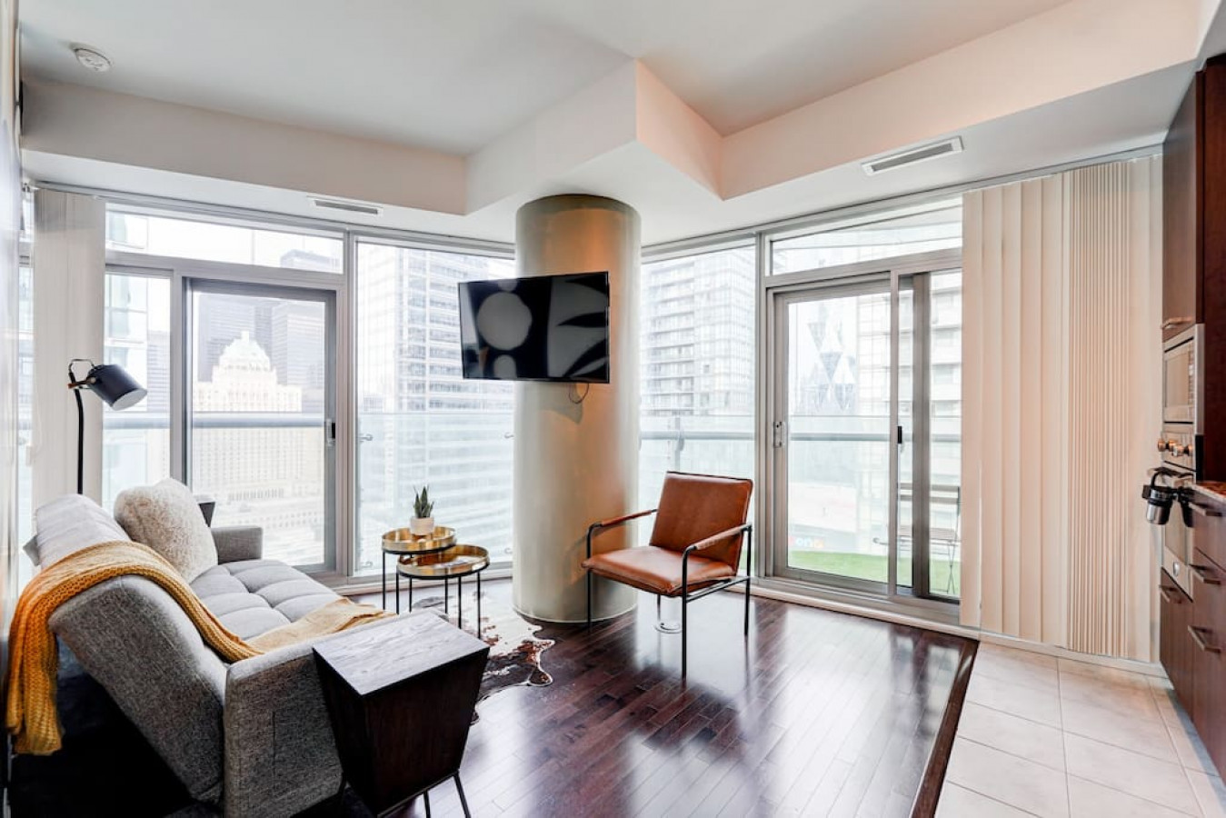 Toronto — Downtown 1BR with Skyline Views — Toronto furnished rental, photo 5