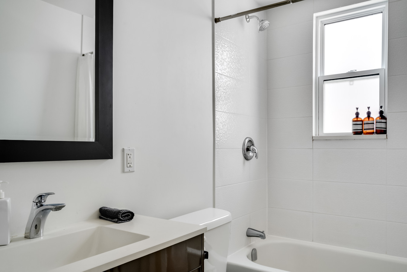 Ottawa — Private 3BR Entire Home — Ottawa furnished rental, photo 24