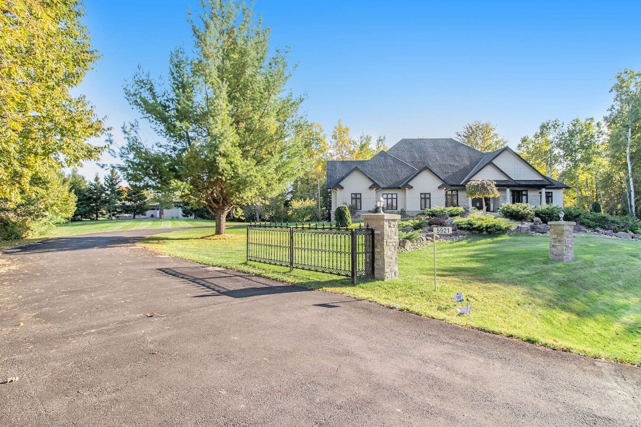Ottawa — The Mansion · 4BR Luxury Estate — Ottawa furnished rental, photo 77