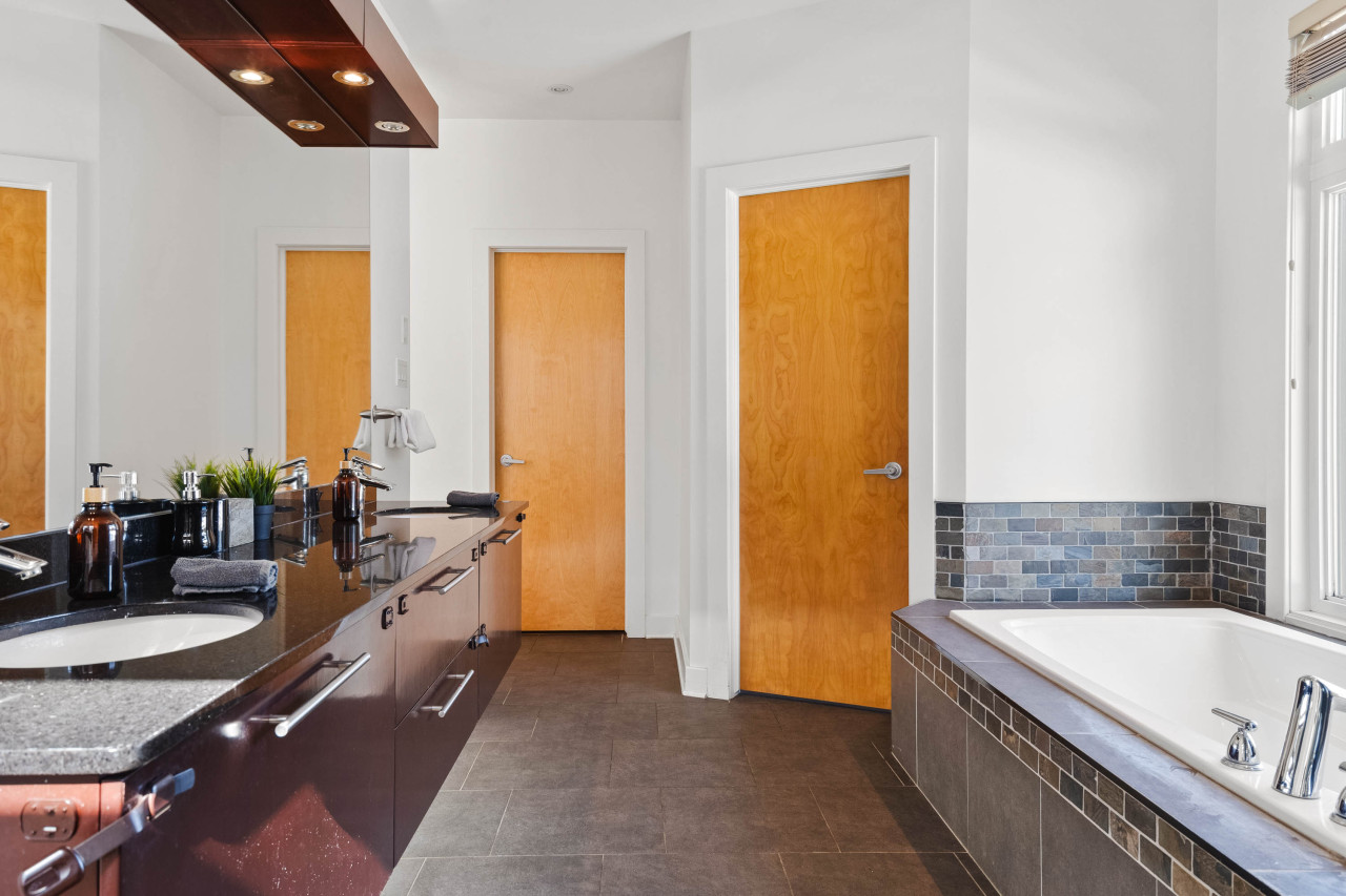 Ottawa — The Mansion · 4BR Luxury Estate — Ottawa furnished rental, photo 38