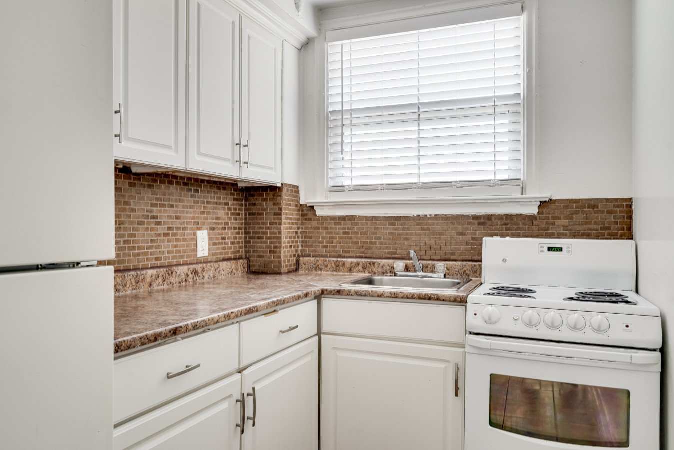 Kingston — Bright 2BR, Walk to Downtown & the Lake — Kingston furnished rental, photo 15