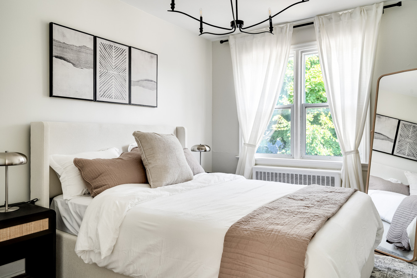 Kingston — Stylish 2BR near Queen's & Lake Ontario — Kingston furnished rental photo