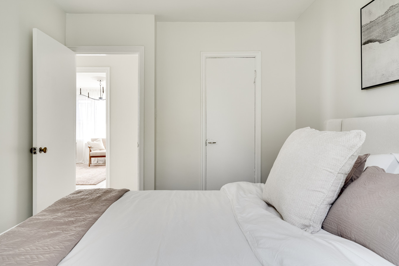 Kingston — Stylish 2BR near Queen's & Lake Ontario — Kingston furnished rental, photo 8