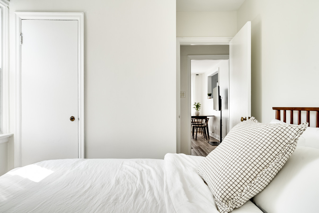 Kingston — Stylish 2BR near Queen's & Lake Ontario — Kingston furnished rental, photo 9