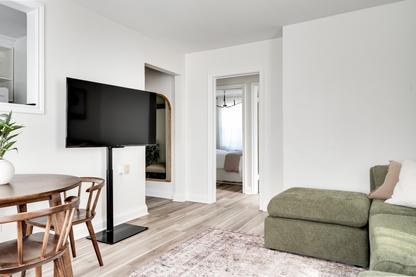 Kingston — Stylish 2BR near Queen's & Lake Ontario — Kingston furnished rental, photo 14
