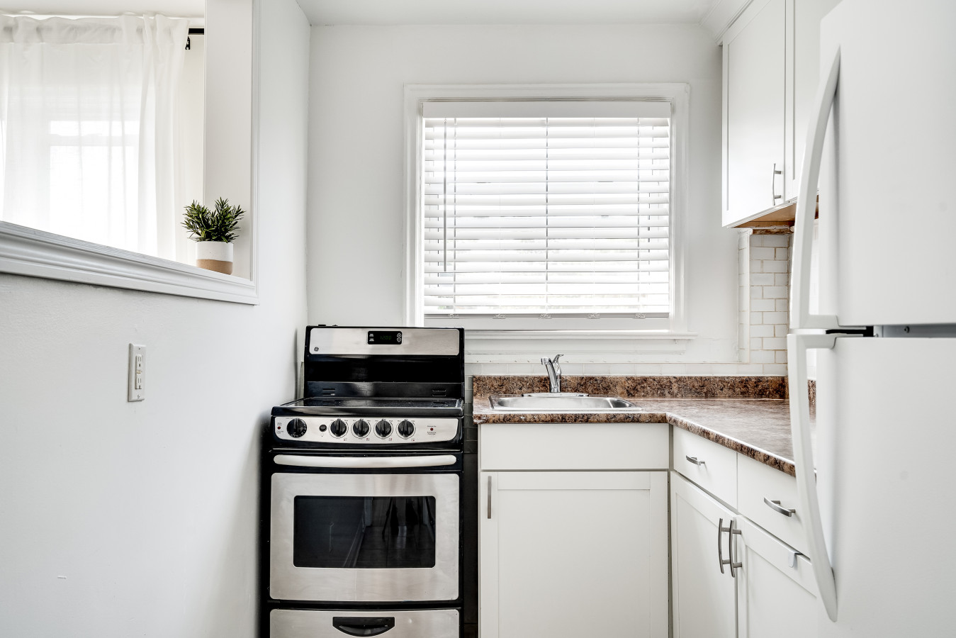 Kingston — Stylish 2BR near Queen's & Lake Ontario — Kingston furnished rental, photo 15