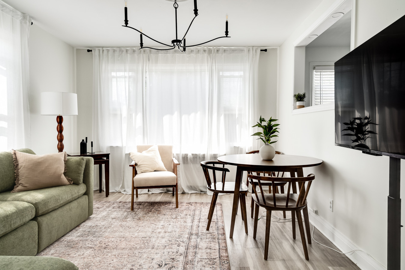 Kingston — Stylish 2BR near Queen's & Lake Ontario — Kingston furnished rental photo