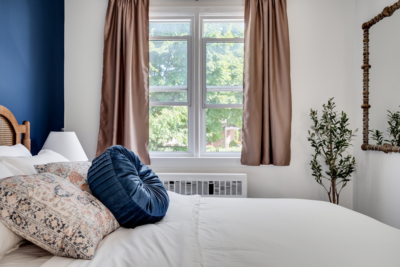 Kingston — Cozy 2BR Retreat near Queen's & Downtown — Kingston furnished rental, photo 13