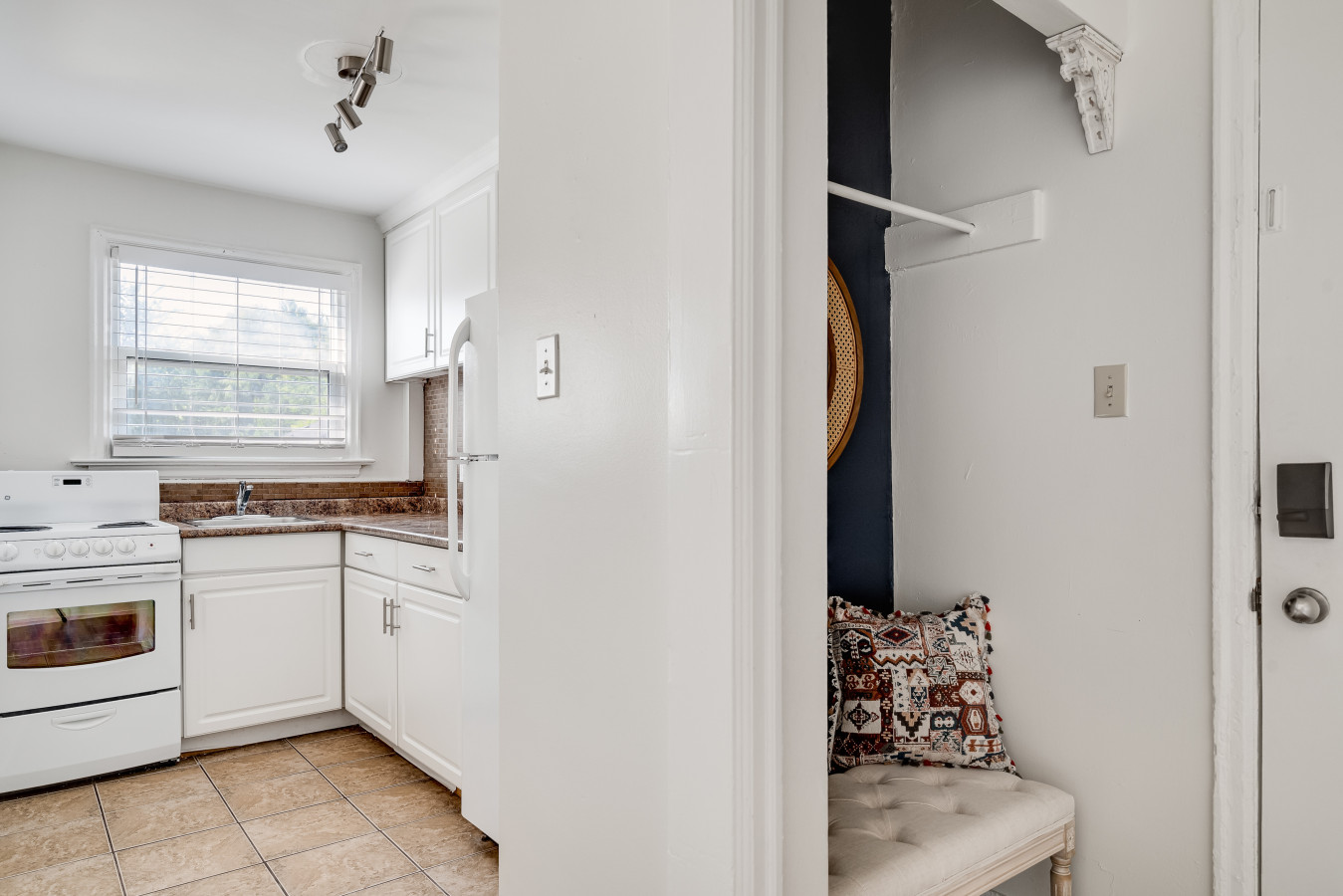 Kingston — Cozy 2BR Retreat near Queen's & Downtown — Kingston furnished rental, photo 9
