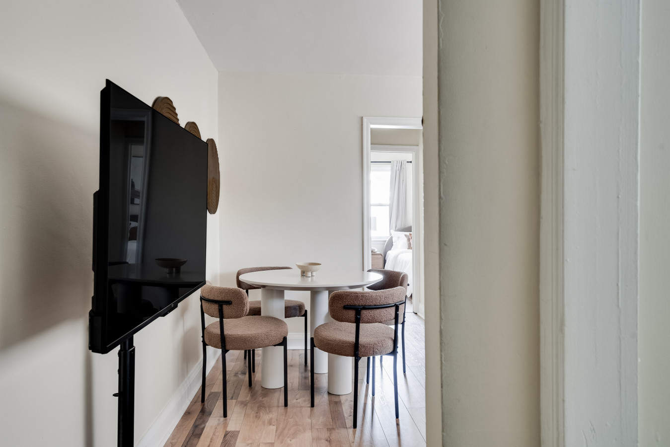 Kingston — Bright 1BR near Queen's & the Waterfront — Kingston furnished rental, photo 14